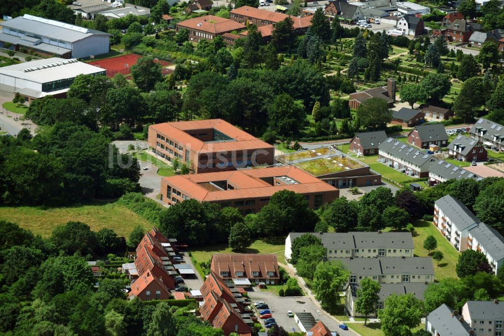 Schwarzenbek aus der Vogelperspektive: Schulgebäude des Gymnasium Schwarzenbek in Schwarzenbek im Bundesland Schleswig-Holstein, Deutschland