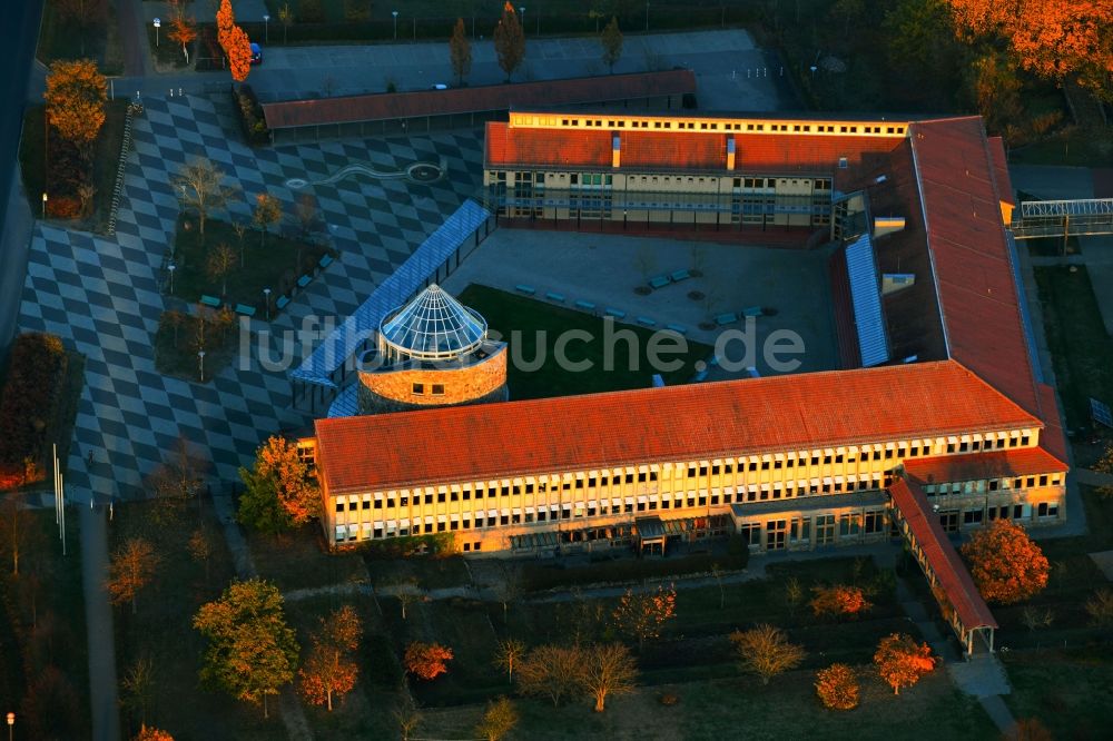 Templin von oben - Schulgebäude des Gymnasium Templin an der Feldstraße in Templin im Bundesland Brandenburg, Deutschland