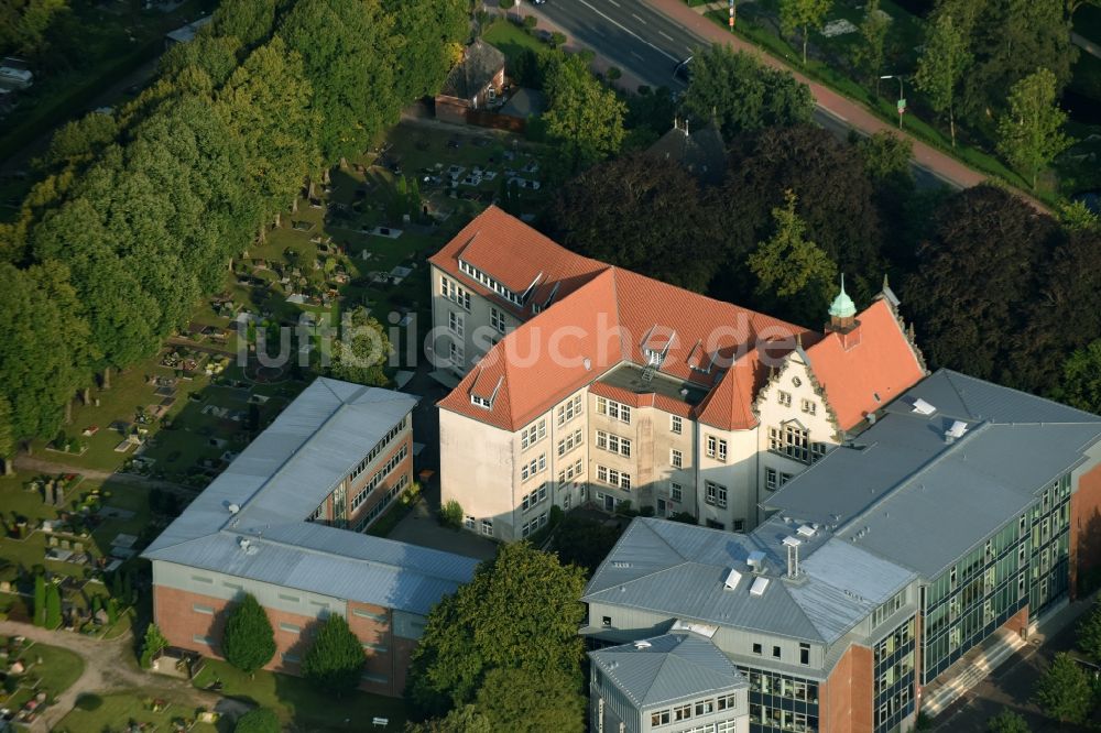 Luftaufnahme Aurich - Schulgebäude des Gymnasium Ulricianum in Aurich im Bundesland Niedersachsen