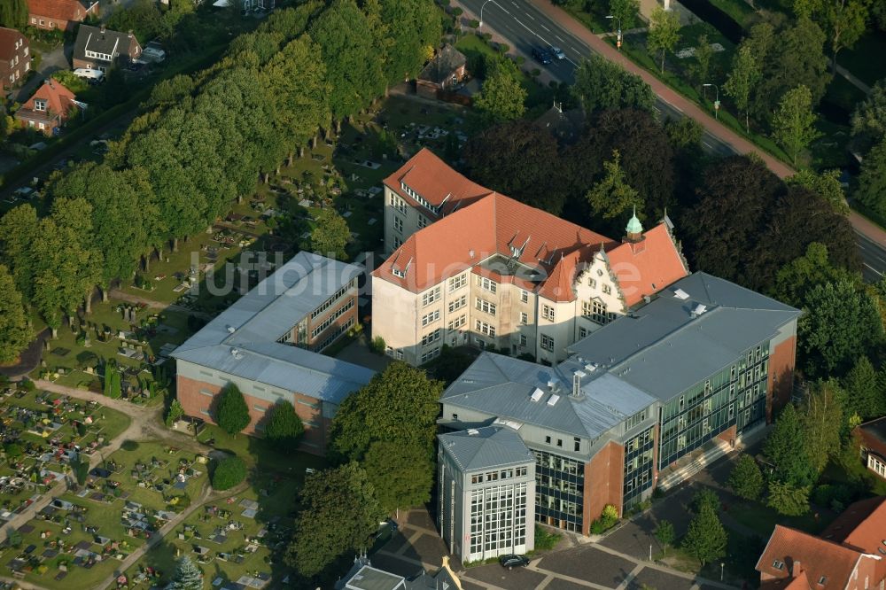 Aurich von oben - Schulgebäude des Gymnasium Ulricianum in Aurich im Bundesland Niedersachsen