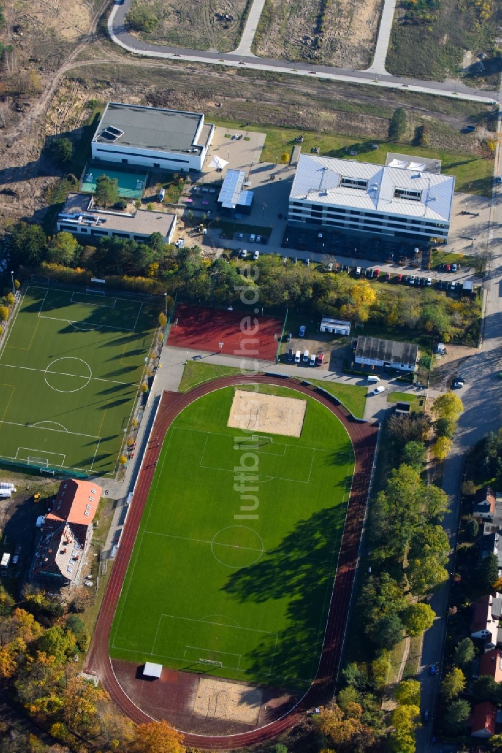 Luftbild Stahnsdorf - Schulgebäude des Gymnasium Vicco-von-Bülow-Gymnasium Heinrich-Zille-Straße in Stahnsdorf im Bundesland Brandenburg