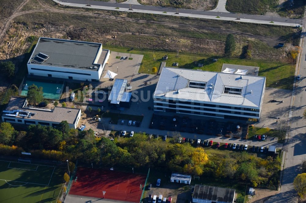 Luftaufnahme Stahnsdorf - Schulgebäude des Gymnasium Vicco-von-Bülow-Gymnasium Heinrich-Zille-Straße in Stahnsdorf im Bundesland Brandenburg