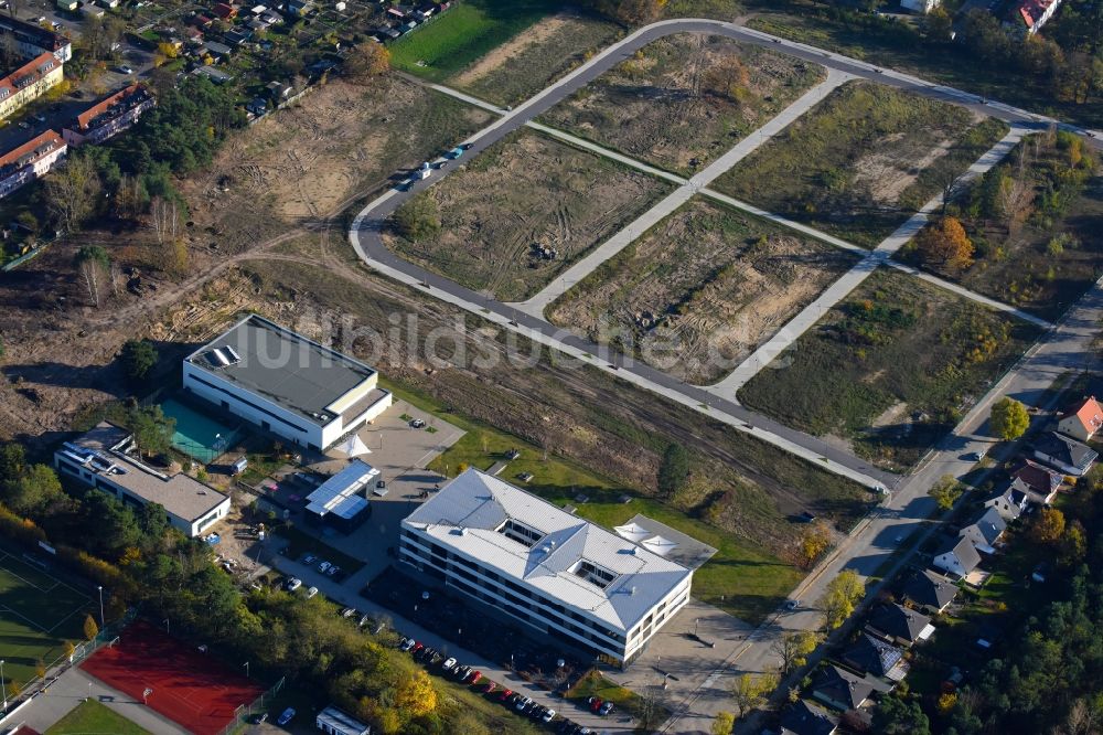 Stahnsdorf aus der Vogelperspektive: Schulgebäude des Gymnasium Vicco-von-Bülow-Gymnasium Heinrich-Zille-Straße in Stahnsdorf im Bundesland Brandenburg