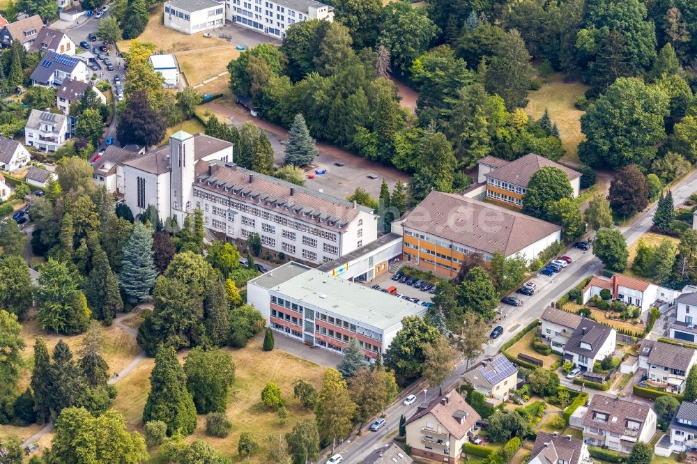 Luftbild Menden (Sauerland) - Schulgebäude des Gymnasium Walburgisgynasium in Menden (Sauerland) im Bundesland Nordrhein-Westfalen, Deutschland