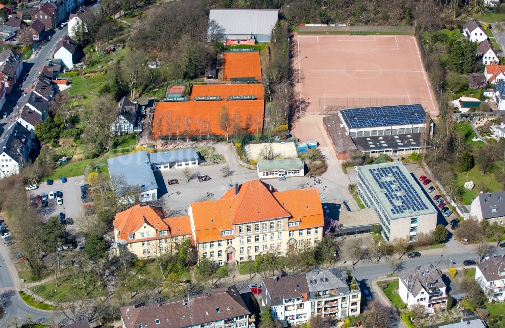 Hattingen aus der Vogelperspektive: Schulgebäude des Gymnasium Waldstraße im Ortsteil Sünsbruch in Hattingen im Bundesland Nordrhein-Westfalen