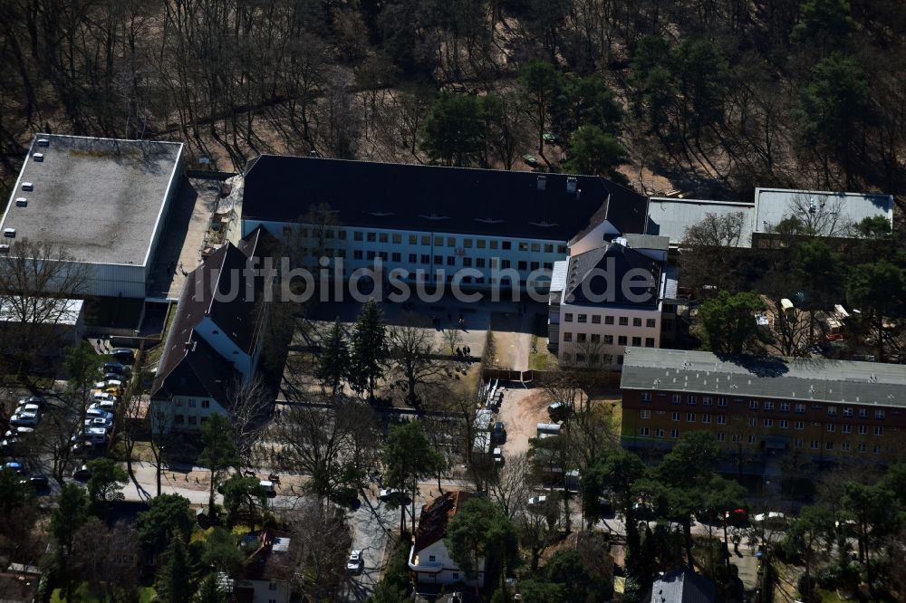 Kleinmachnow aus der Vogelperspektive: Schulgebäude des Gymnasium Weinberg-Gymnasium Kleinmachniw Am Weinberg in Kleinmachnow im Bundesland Brandenburg