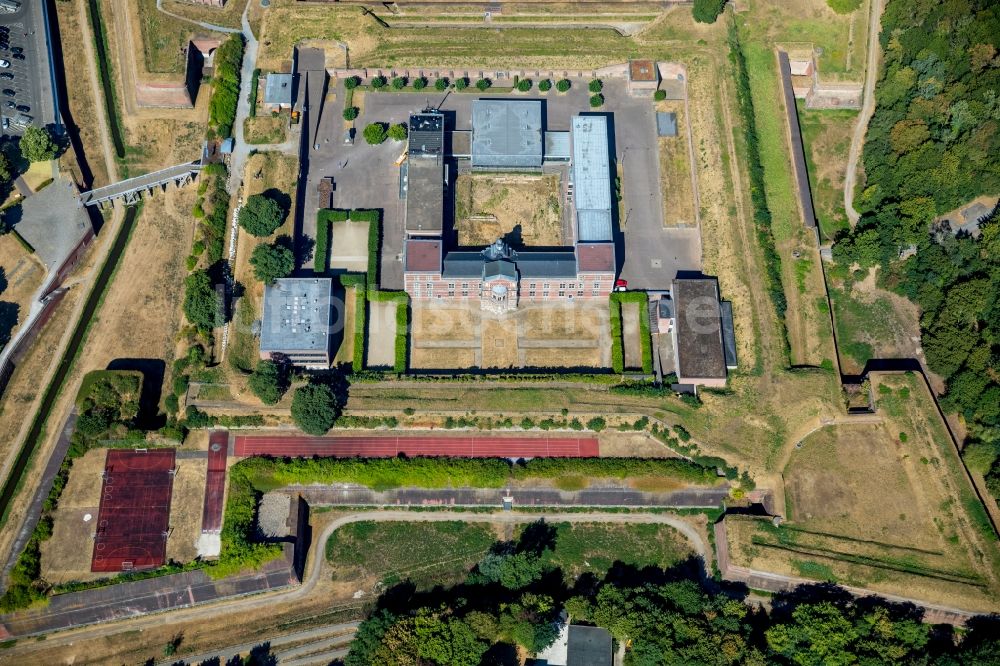 Luftaufnahme Jülich - Schulgebäude des Gymnasium Zitadelle Jülich in Jülich im Bundesland Nordrhein-Westfalen, Deutschland