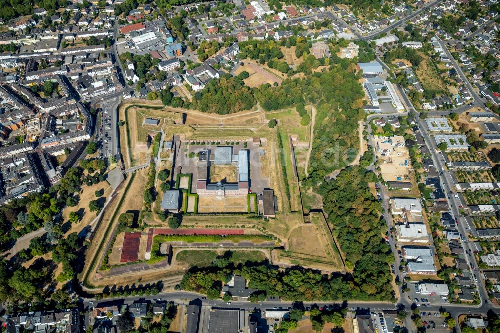 Jülich von oben - Schulgebäude des Gymnasium Zitadelle Jülich in Jülich im Bundesland Nordrhein-Westfalen, Deutschland