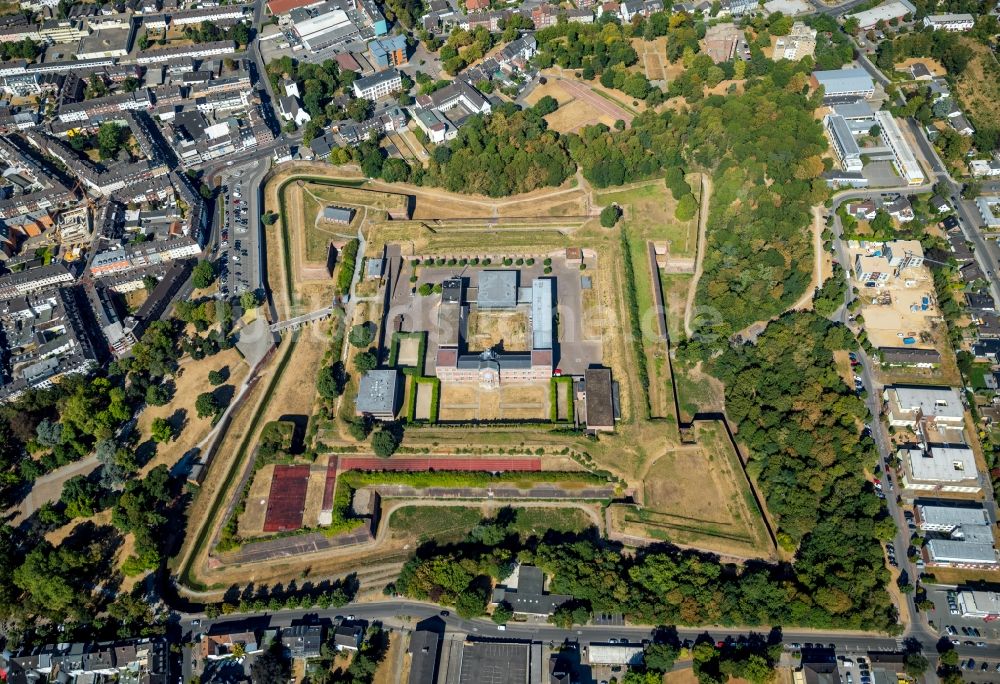 Jülich aus der Vogelperspektive: Schulgebäude des Gymnasium Zitadelle Jülich in Jülich im Bundesland Nordrhein-Westfalen, Deutschland