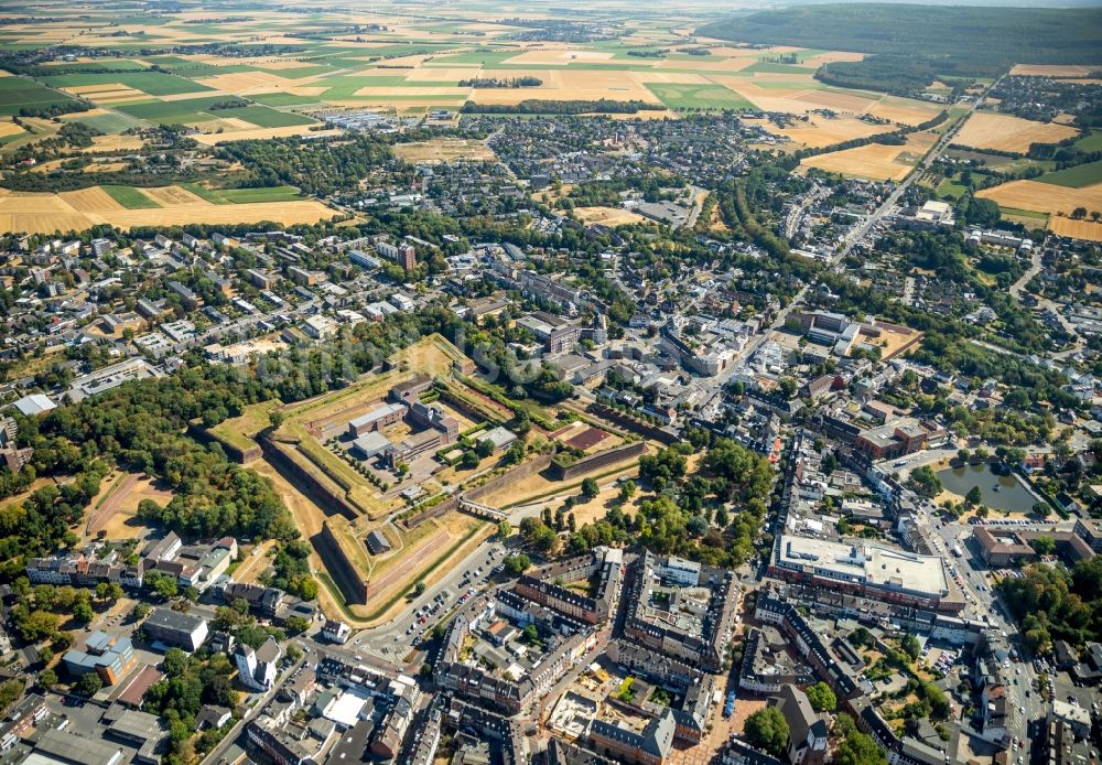 Jülich von oben - Schulgebäude des Gymnasium Zitadelle Jülich in Jülich im Bundesland Nordrhein-Westfalen, Deutschland