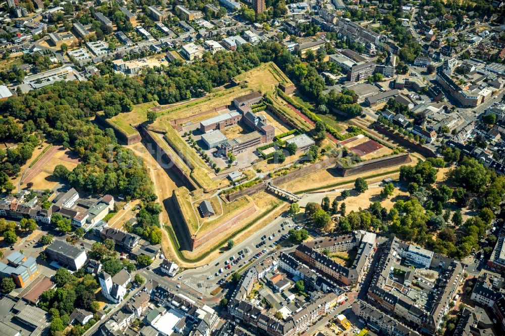 Jülich aus der Vogelperspektive: Schulgebäude des Gymnasium Zitadelle Jülich in Jülich im Bundesland Nordrhein-Westfalen, Deutschland