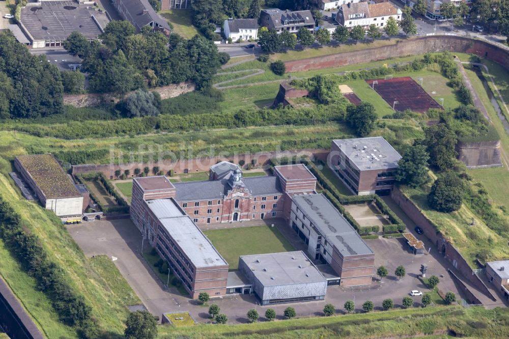 Luftaufnahme Jülich - Schulgebäude des Gymnasium Zitadelle Jülich in Jülich im Bundesland Nordrhein-Westfalen, Deutschland