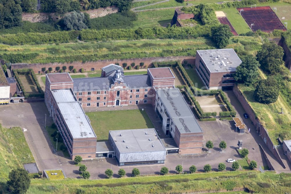 Jülich von oben - Schulgebäude des Gymnasium Zitadelle Jülich in Jülich im Bundesland Nordrhein-Westfalen, Deutschland