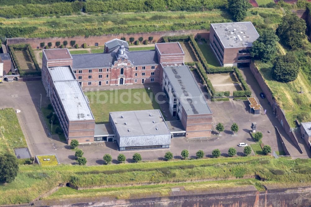 Jülich aus der Vogelperspektive: Schulgebäude des Gymnasium Zitadelle Jülich in Jülich im Bundesland Nordrhein-Westfalen, Deutschland