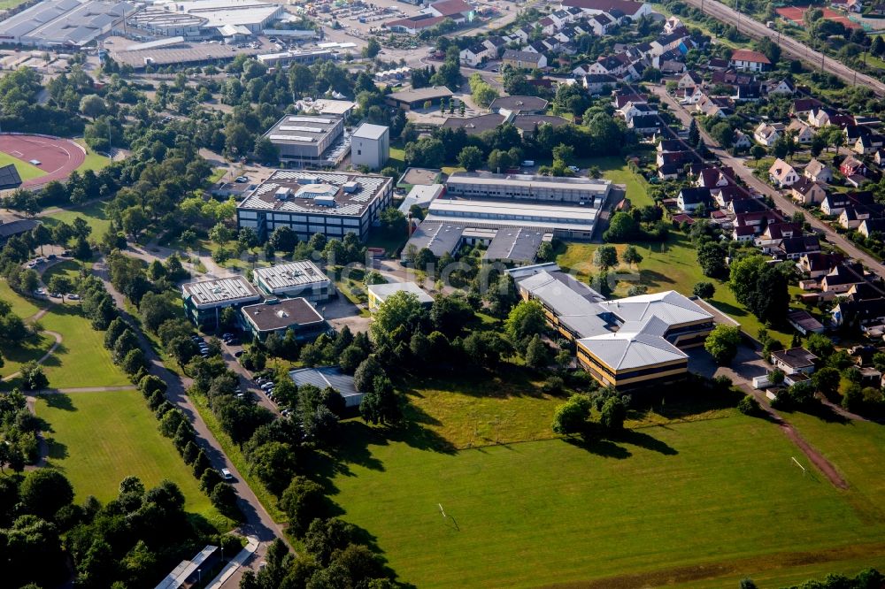 Donauwörth von oben - Schulgebäude der Hans-Leipelt-Schule und Ludwig-Bölkow-Schule, Staatliche Berufsschule Donauwörth, Technikerschule im Ortsteil Neudegg in Donauwörth im Bundesland Bayern, Deutschland