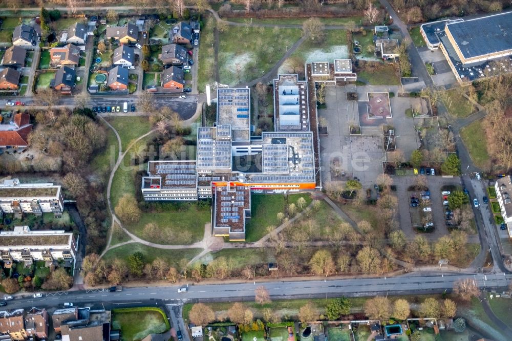 Dorsten von oben - Schulgebäude der Hauptschule Dietrich-Bonhoeffer in Dorsten im Bundesland Nordrhein-Westfalen, Deutschland