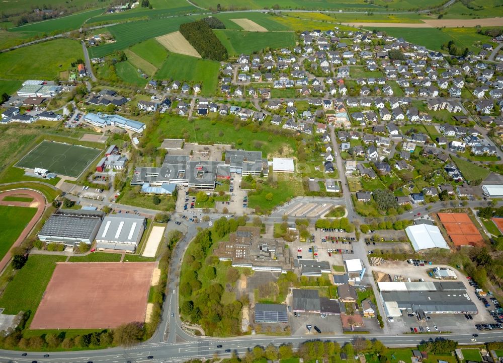 Brilon von oben - Schulgebäude der Heinrich-Lübke-Schule und das Berufskolleg für Wirtschaft und Verwaltung des Hochsauerlandkreises in Brilon im Bundesland Nordrhein-Westfalen, Deutschland