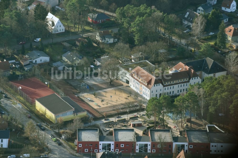 Hohen Neuendorf von oben - Schulgebäude der Herthastraße - Schulstraße in Hohen Neuendorf im Bundesland Brandenburg