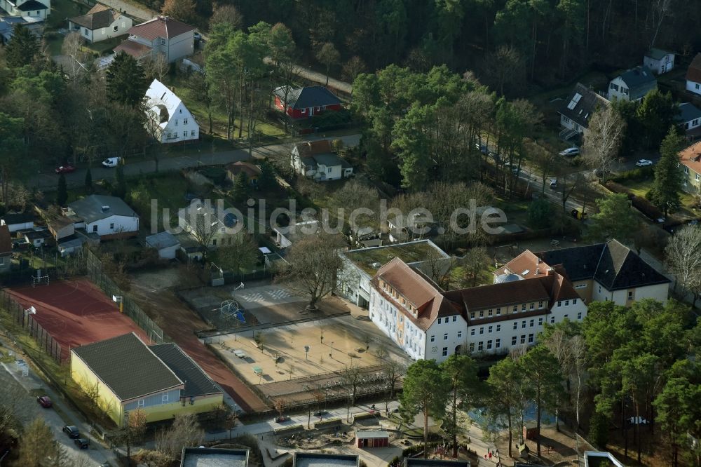 Hohen Neuendorf aus der Vogelperspektive: Schulgebäude der Herthastraße - Schulstraße in Hohen Neuendorf im Bundesland Brandenburg