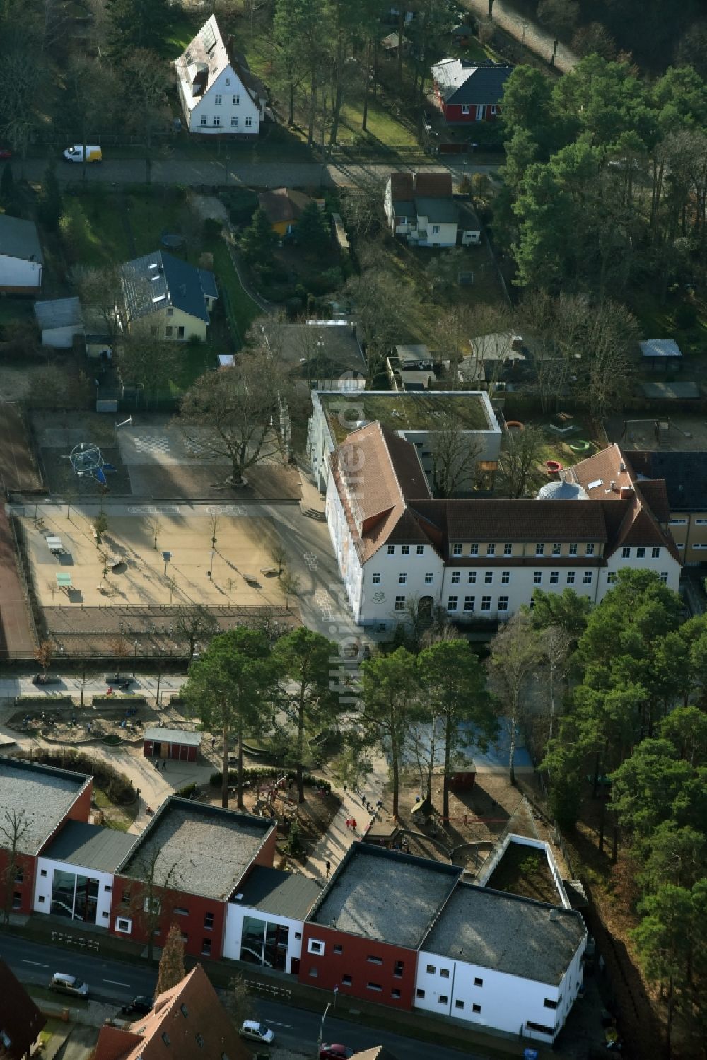 Luftbild Hohen Neuendorf - Schulgebäude der Herthastraße - Schulstraße in Hohen Neuendorf im Bundesland Brandenburg