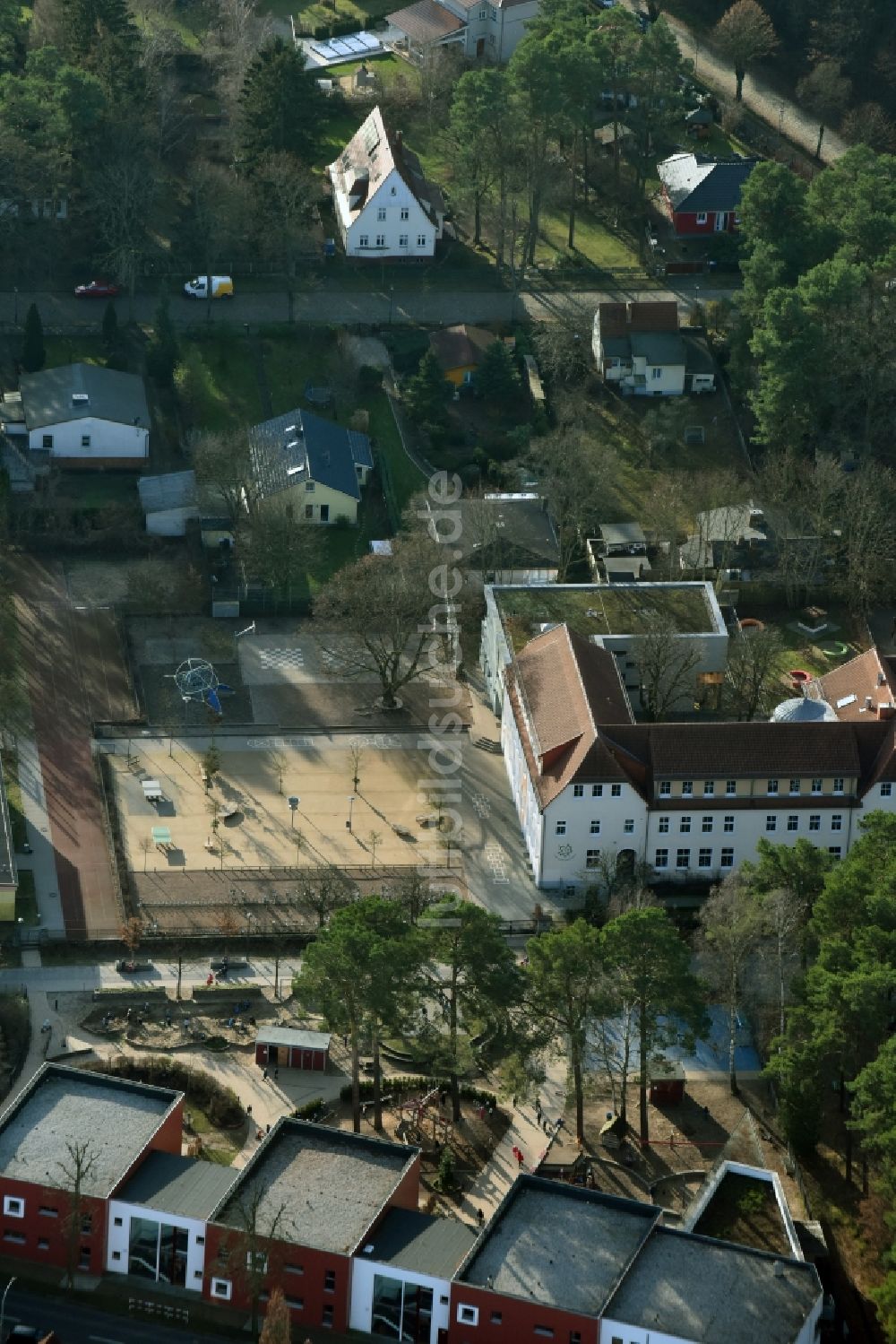 Luftaufnahme Hohen Neuendorf - Schulgebäude der Herthastraße - Schulstraße in Hohen Neuendorf im Bundesland Brandenburg