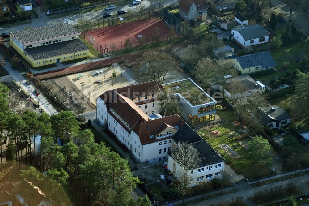 Hohen Neuendorf aus der Vogelperspektive: Schulgebäude der Herthastraße - Schulstraße in Hohen Neuendorf im Bundesland Brandenburg