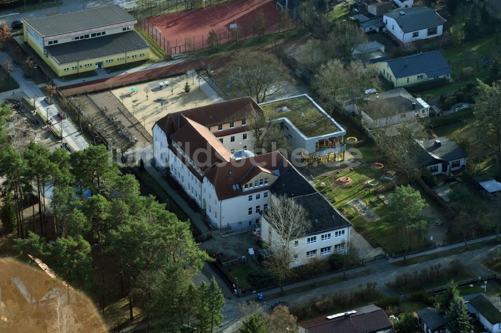 Luftbild Hohen Neuendorf - Schulgebäude der Herthastraße - Schulstraße in Hohen Neuendorf im Bundesland Brandenburg