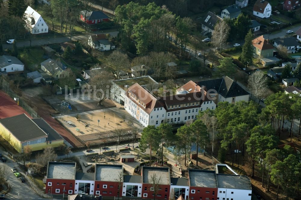 Hohen Neuendorf von oben - Schulgebäude der Herthastraße - Schulstraße in Hohen Neuendorf im Bundesland Brandenburg