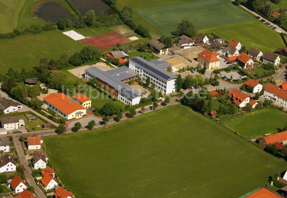 Luftaufnahme Siegenburg - Schulgebäude der Herzog-Albrecht Schule in Siegenburg im Bundesland Bayern, Deutschland