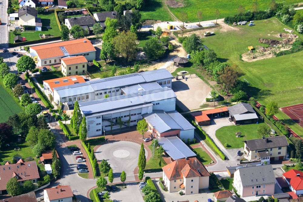 Siegenburg von oben - Schulgebäude der Herzog-Albrecht Schule in Siegenburg im Bundesland Bayern, Deutschland