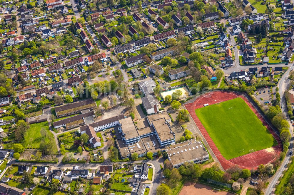 Bönen aus der Vogelperspektive: Schulgebäude der Humboldt-Realschule und des Marie-Curie-Gymnasium mit Sportplatz in Bönen im Bundesland Nordrhein-Westfalen, Deutschland