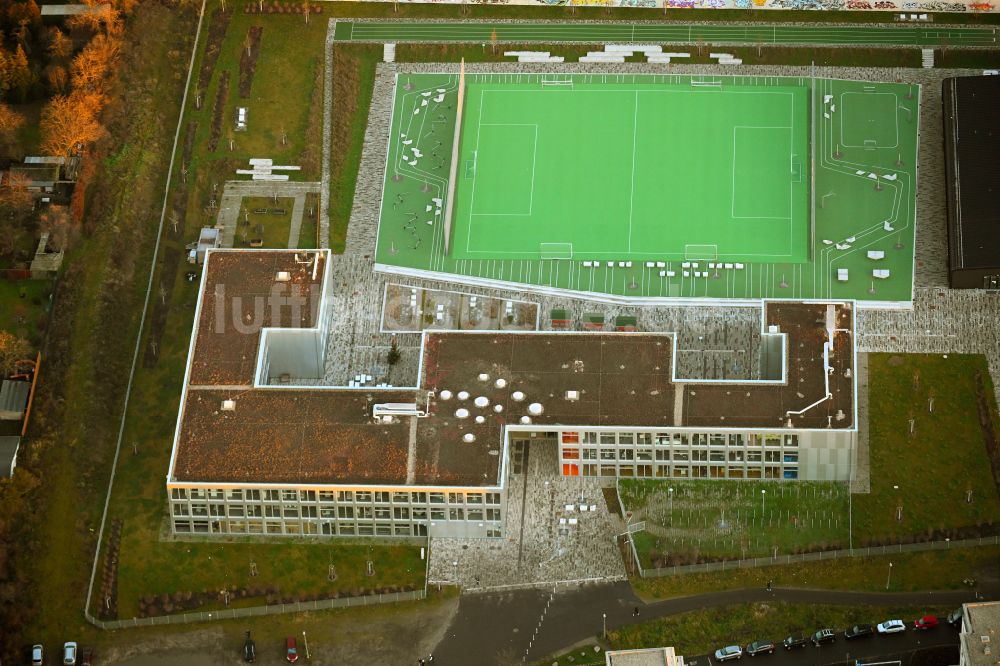 Berlin von oben - Schulgebäude Integrierte Sekundarschule Mahlsdorf im Ortsteil Mahlsdorf in Berlin, Deutschland