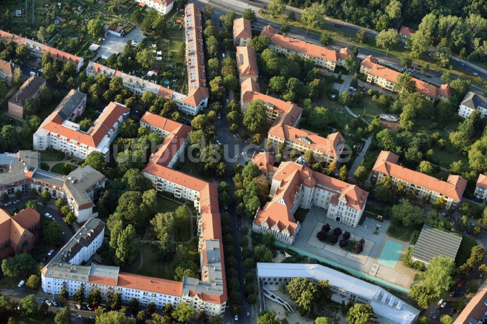 Berlin von oben - Schulgebäude der Isaac-Newton-Oberschule und Wohnhäuser in Berlin