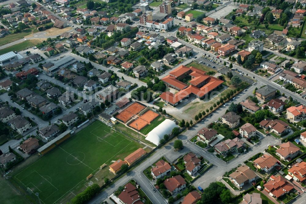 Minerbe von oben - Schulgebäude des Istituto Comprensivo in Minerbe in Venetien, Italien