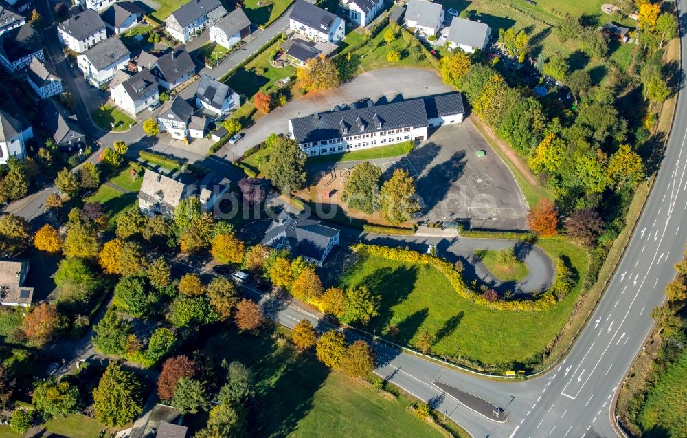 Meschede von oben - Schulgebäude der St. Jakobus Schule in Meschede im Bundesland Nordrhein-Westfalen