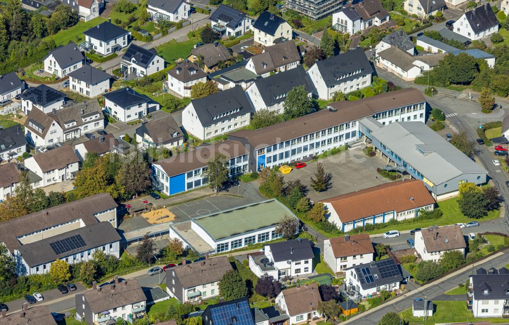 Luftbild Grevenbrück - Schulgebäude Janusz-Korczak-Schule und St. Nikolaus-Schule in Grevenbrück im Bundesland Nordrhein-Westfalen, Deutschland