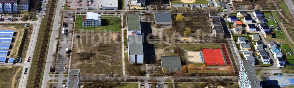 Luftaufnahme Berlin - Schulgebäude der Jean-Piaget-Schule an der Mittenwalder Straße im Ortsteil Hellersdorf in Berlin