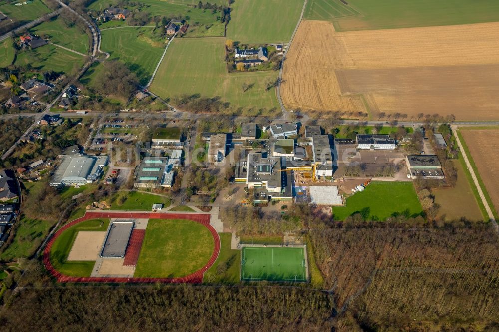 Luftbild Neukirchen-Vluyn - Schulgebäude des Julius-Sturberg-Gymnasium und Anlage des Freizeitbades in Neukirchen-Vluyn im Bundesland Nordrhein-Westfalen