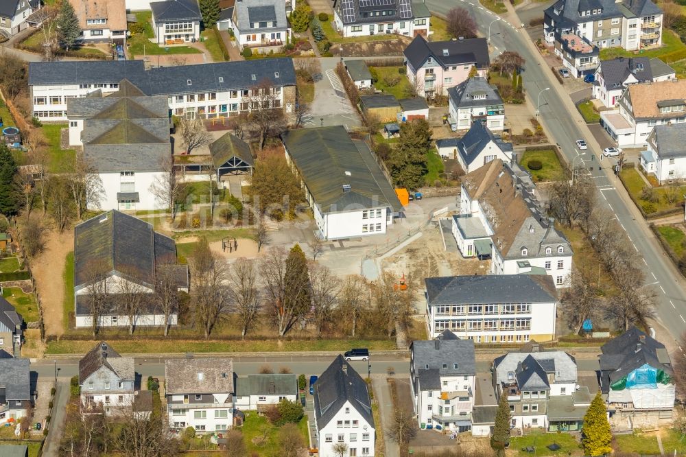 Schmallenberg aus der Vogelperspektive: Schulgebäude der Kath. Grundschule und der neue Kindergarten an der Ringstraße in Schmallenberg im Bundesland Nordrhein-Westfalen, Deutschland