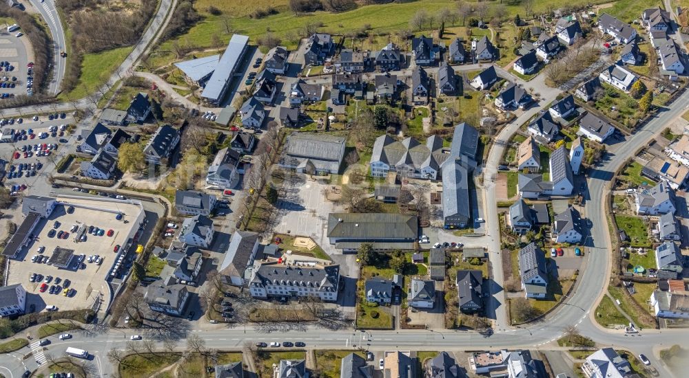 Luftbild Schmallenberg - Schulgebäude der Kath. Grundschule und neuer Kindergarten in Schmallenberg im Bundesland Nordrhein-Westfalen, Deutschland