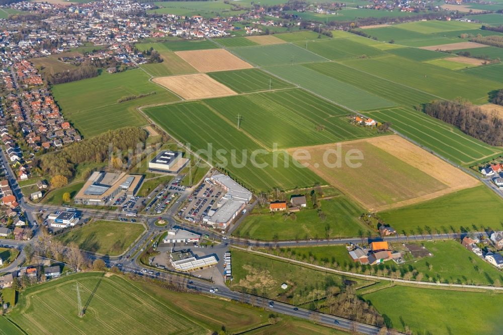 Hamm von oben - Schulgebäude der Konrad-Adenauer Realschule, Hamm und Einkaufszentrum in Hamm im Bundesland Nordrhein-Westfalen, Deutschland