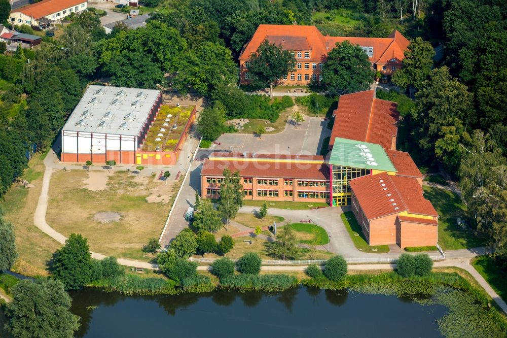 Luftaufnahme Burg Stargard - Schulgebäude der Kooperativen Gesamtschule am Mühlenteich in Burg Stargard im Bundesland Mecklenburg-Vorpommern