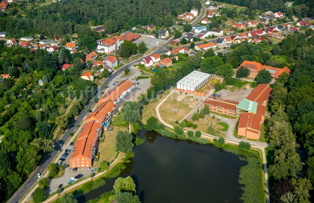 Burg Stargard aus der Vogelperspektive: Schulgebäude der Kooperativen Gesamtschule am Mühlenteich in Burg Stargard im Bundesland Mecklenburg-Vorpommern