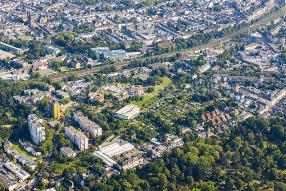 Krefeld von oben - Schulgebäude in Krefeld im Bundesland Nordrhein-Westfalen, Deutschland