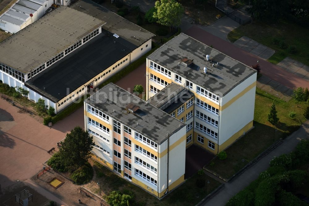 Mühlenbecker Land aus der Vogelperspektive: Schulgebäude der Käthe-Kollwitz-Grundschule an der Hauptstraße in Mühlenbecker Land im Bundesland Brandenburg