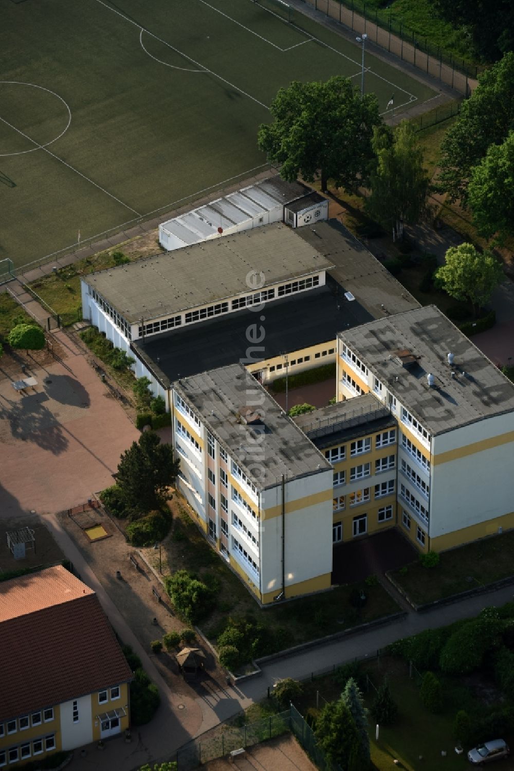 Luftaufnahme Mühlenbecker Land - Schulgebäude der Käthe-Kollwitz-Grundschule an der Hauptstraße in Mühlenbecker Land im Bundesland Brandenburg