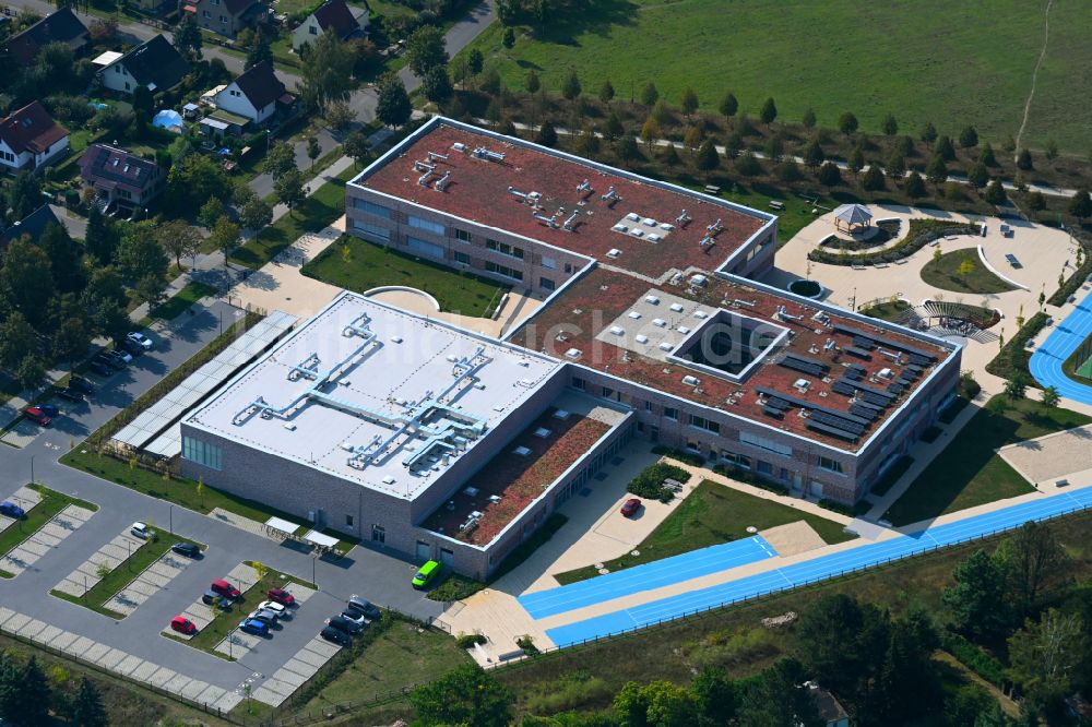 Luftaufnahme Fredersdorf-Vogelsdorf - Schulgebäude an der Landstraße - Lenbachstraße in Fredersdorf-Vogelsdorf im Bundesland Brandenburg, Deutschland