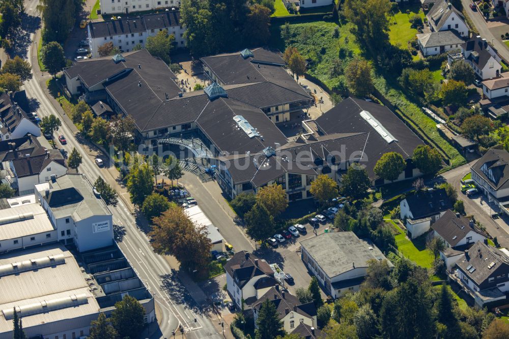 Luftaufnahme Attendorn - Schulgebäude der St. Laurentius-Schule Attendorn an der Kölner Straße in Attendorn im Bundesland Nordrhein-Westfalen, Deutschland