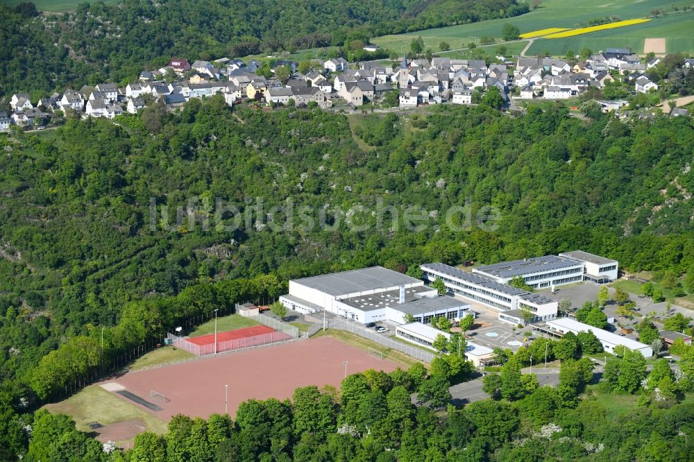 Sankt Goarshausen von oben - Schulgebäude der Loreleyschule am Loreleyring im Ortsteil Heide in Sankt Goarshausen im Bundesland Rheinland-Pfalz, Deutschland