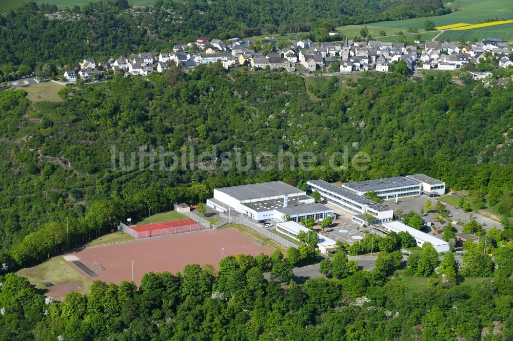 Sankt Goarshausen aus der Vogelperspektive: Schulgebäude der Loreleyschule am Loreleyring im Ortsteil Heide in Sankt Goarshausen im Bundesland Rheinland-Pfalz, Deutschland